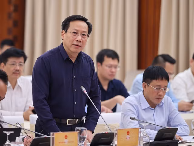 Thứ trưởng Y tế Lê Đức Luận thông tin tới báo chí về tiến độ giải quyết vướng mắc liên quan đến 2 dự án Bệnh viện Việt Đức và Bệnh viện Bạch Mai cơ sở 2. Ảnh: VGP/Nhật Bắc