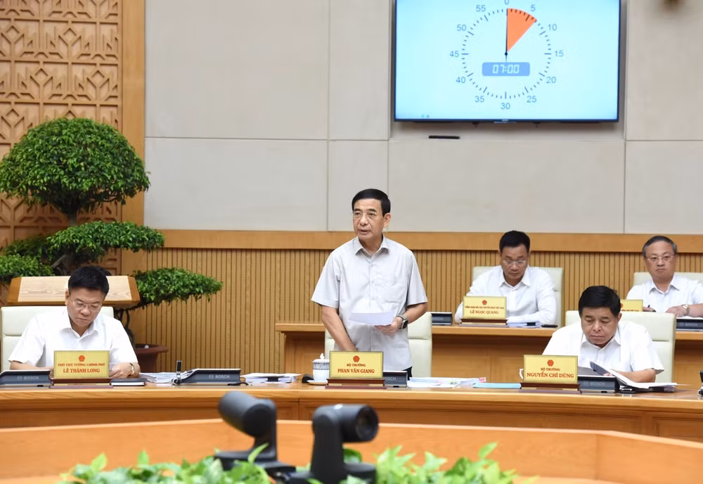 Bộ trưởng Quốc phòng Phan Văn Giang phát biểu ý kiến tại Phiên họp. (Ảnh: Trần Hải) Bộ trưởng Quốc phòng Phan Văn Giang phát biểu ý kiến tại Phiên họp. (Ảnh: Trần Hải)