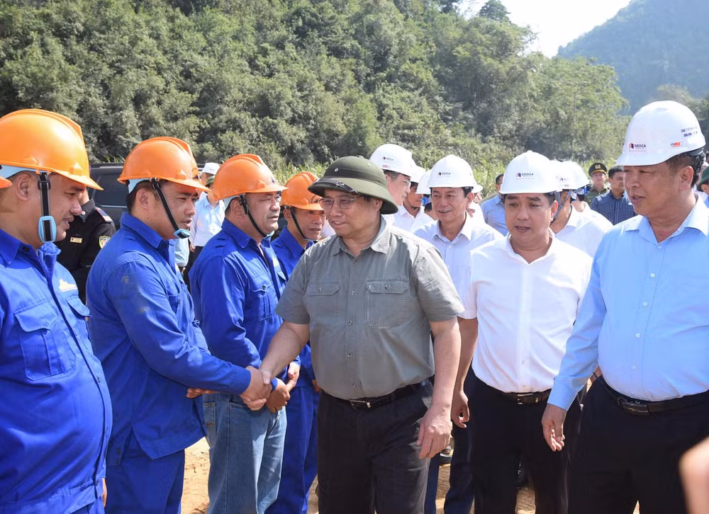Thủ tướng Phạm Minh Chính tới thăm, động viên đội ngũ kỹ sư, công nhân đang thi công trên công trường dự án cao tốc Đồng Đăng-Trà Lĩnh. (Ảnh: Trần Hải)