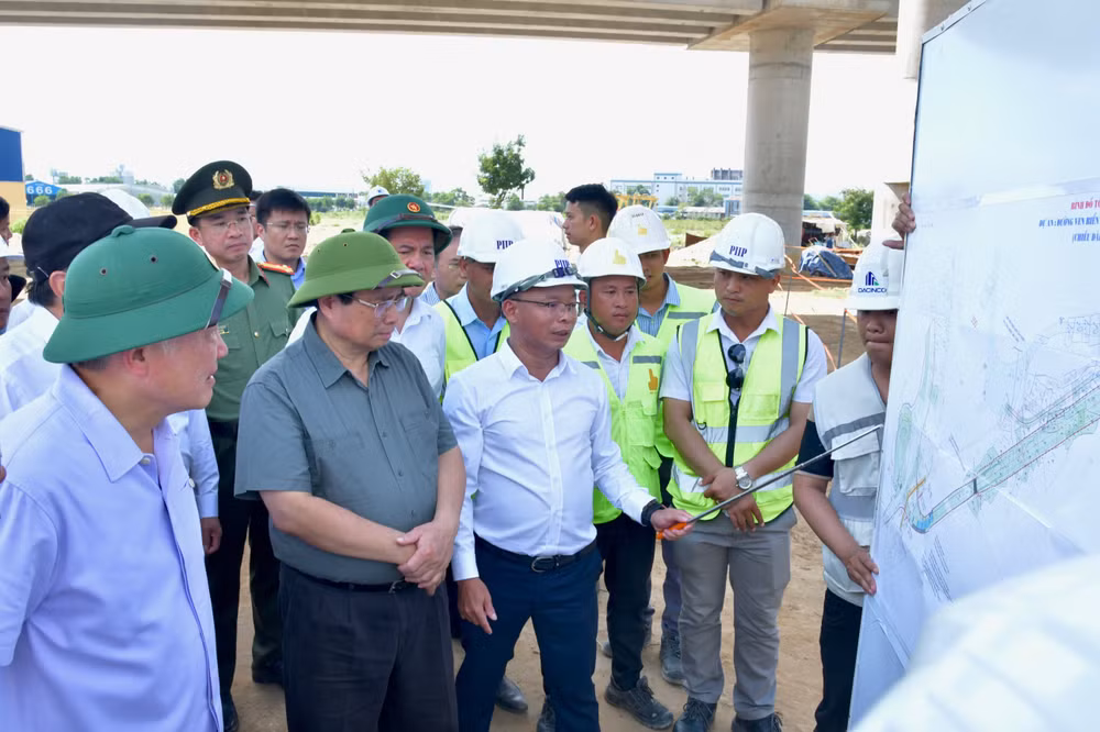 Thủ tướng Phạm Minh Chính nghe báo cáo tiến độ xây dựng công trình. (Ảnh: THANH GIANG)