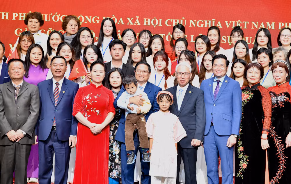 Thủ tướng Phạm Minh Chính với bà con cộng đồng người Việt Nam tại tỉnh Vân Nam. (Ảnh: Thanh Giang)