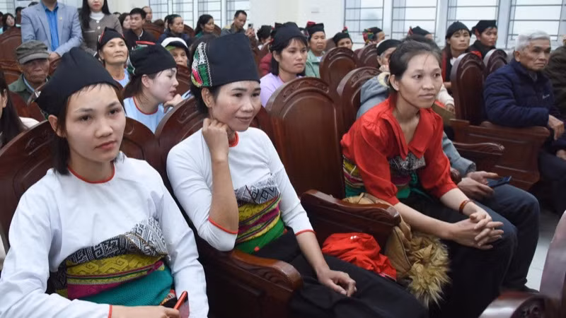 Bà con nhân dân huyện Ngọc Lặc tham dự chương trình. (Ảnh: TRẦN HẢI) Bà con nhân dân huyện Ngọc Lặc tham dự chương trình. (Ảnh: TRẦN HẢI)