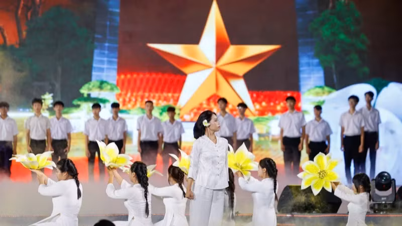 Một tiết mục văn nghệ được biểu diễn tại lễ kỷ niệm. (Ảnh: NHẬT BẮC/VGP)