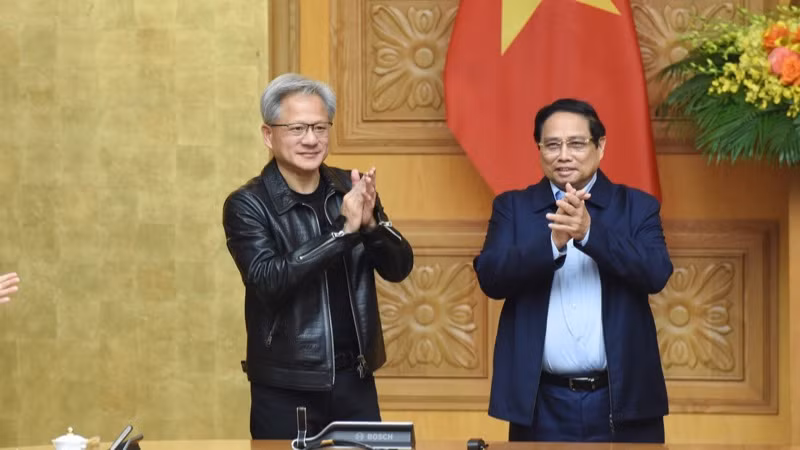 Thủ tướng Phạm Minh Chính và ông Jensen Huang (Ảnh: TRẦN HẢI).