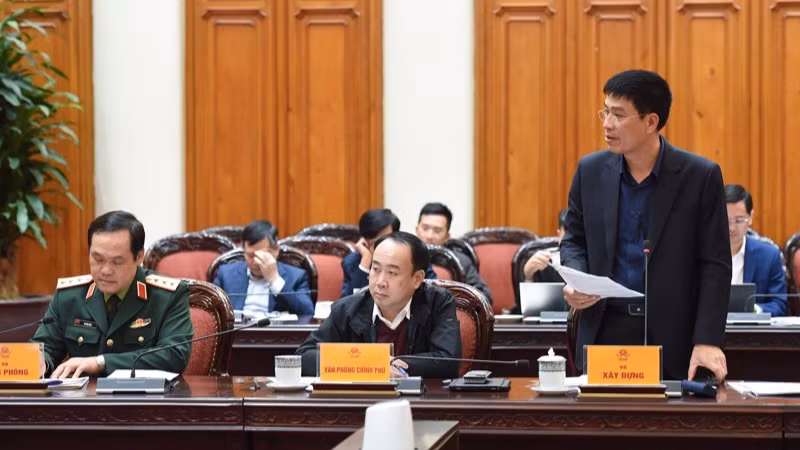 Lãnh đạo Bộ Xây dựng báo cáo Thủ tướng Chính phủ tại cuộc họp. (Ảnh: TRẦN HẢI)