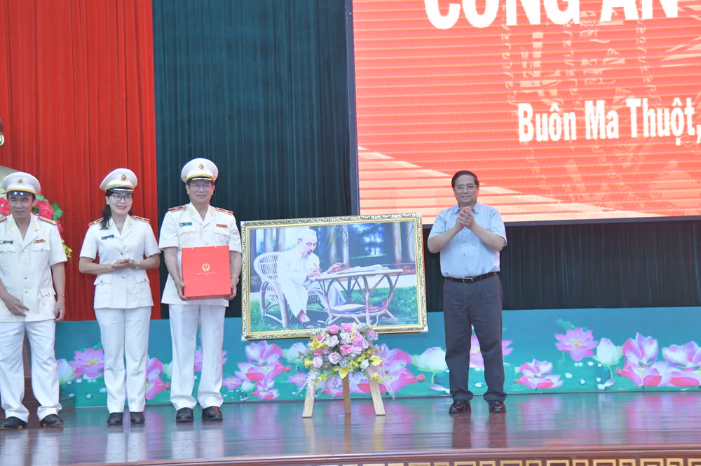 Thủ tướng Phạm Minh Chính tặng quà lưu niệm cho Công an tỉnh Đắk Lắk.