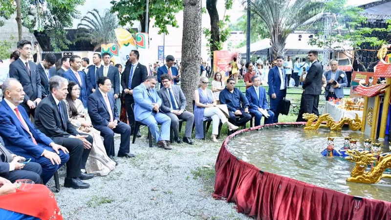 Thủ tướng Phạm Minh Chính và Phu nhân cùng các đại biểu thưởng thức tiết mục múa rối nước. (Ảnh: Thanh Giang) Thủ tướng Phạm Minh Chính và Phu nhân cùng các đại biểu thưởng thức tiết mục múa rối nước. (Ảnh: Thanh Giang)