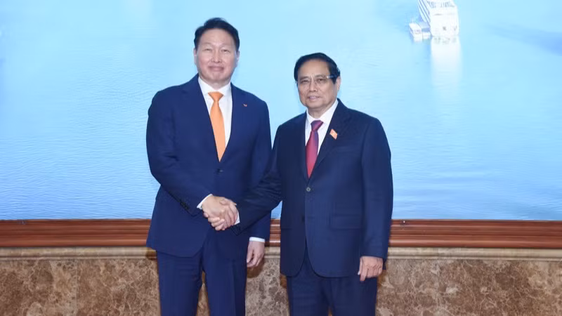 Thủ tướng Phạm Minh Chính và Chủ tịch Tập đoàn SK Chey Tae-won. (Ảnh: TRẦN HẢI)