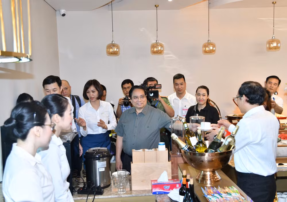 Thủ tướng Phạm Minh Chính trải nghiệm dịch vụ trong Phòng khách VIP của Vietnam Airlines tại Nhà ga hành khách T3-Cảng hàng không quốc tế Tân Sơn Nhất. (Ảnh: THANH GIANG)