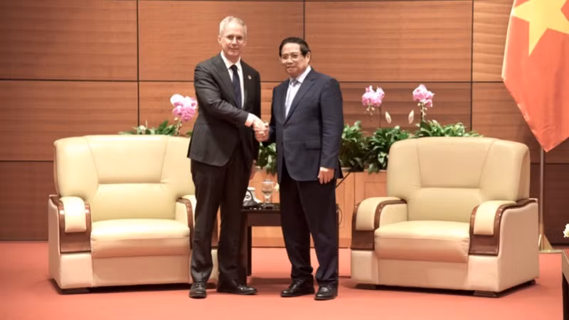 Thủ tướng Chính phủ Phạm Minh Chính và ông Scott Morris, Phó Chủ tịch Ngân hàng Phát triển châu Á (ADB) - Ảnh: TRẦN HẢI