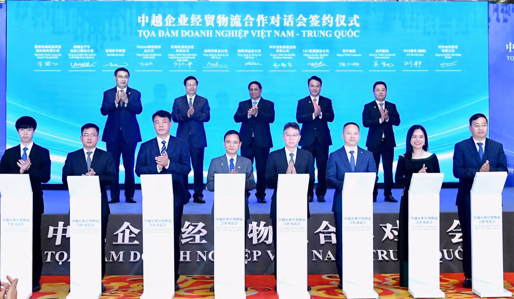 Thủ tướng Phạm Minh Chính chứng kiến nghi thức ký điện tử thỏa thuận hợp tác giữa các doanh nghiệp hai nước (Ảnh: Thanh Giang). 