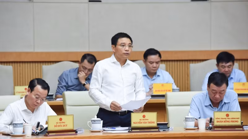 Bộ trưởng Tài chính Nguyễn Văn Thắng báo cáo tại phiên họp. (Ảnh: TRẦN HẢI) Bộ trưởng Tài chính Nguyễn Văn Thắng báo cáo tại phiên họp. (Ảnh: TRẦN HẢI)