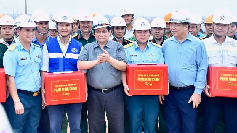 Thủ tướng Phạm Minh Chính kiểm tra công trường xây dựng đường cất hạ cánh, tặng quà động viên các đơn vị đang thi công. (Ảnh: THANH GIANG) Thủ tướng Phạm Minh Chính kiểm tra công trường xây dựng đường cất hạ cánh, tặng quà động viên các đơn vị đang thi công. (Ảnh: THANH GIANG)