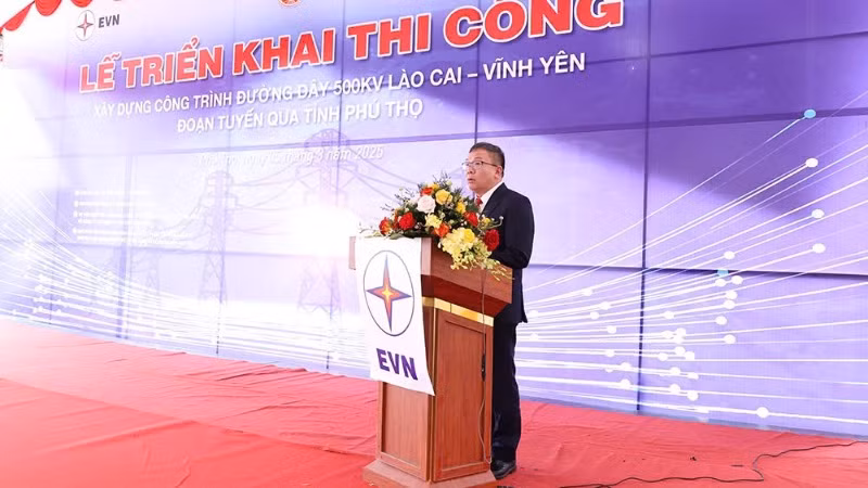 Phó Tổng giám đốc EVN Phạm Hồng Phương phát biểu ý kiến tại buổi lễ. (Ảnh: EVN)