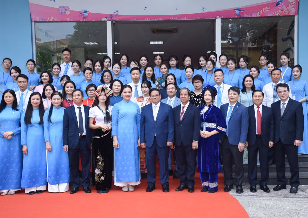 Thủ tướng Phạm Minh Chính với lãnh đạo Hội Liên hiệp Phụ nữ Việt Nam, lãnh đạo, giảng viên, sinh viên Học viện Phụ nữ Việt Nam. (Ảnh: Trần Hải)