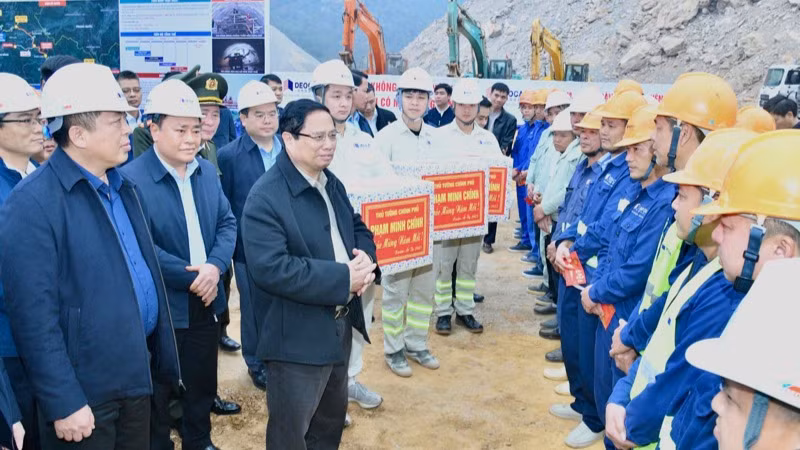 Thủ tướng Phạm Minh Chính nói chuyện, hỏi thăm đội ngũ kỹ sư, công nhân trên công trường. (Ảnh: THANH GIANG)
