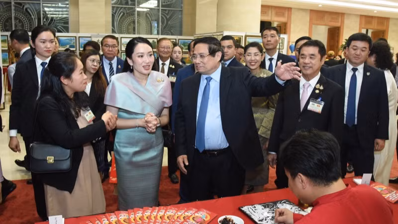 Thủ tướng Phạm Minh Chính cùng Thủ tướng Thái Lan Paetongtarn Shinawatra tham quan triển lãm các sản phẩm thủ công mỹ nghệ đặc sắc của Việt Nam. (Ảnh: TRẦN HẢI) 