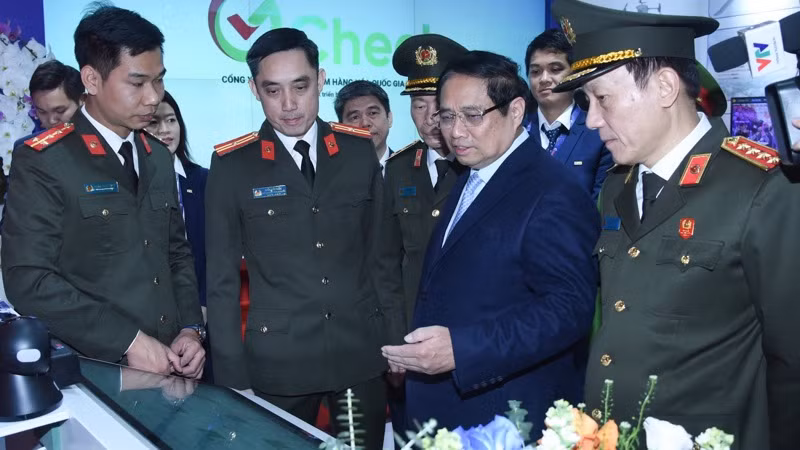 Thủ tướng Phạm Minh Chính tham quan gian trưng bày sản phẩm công nghệ cao của ngành Công an. (Ảnh: TRẦN HẢI)
