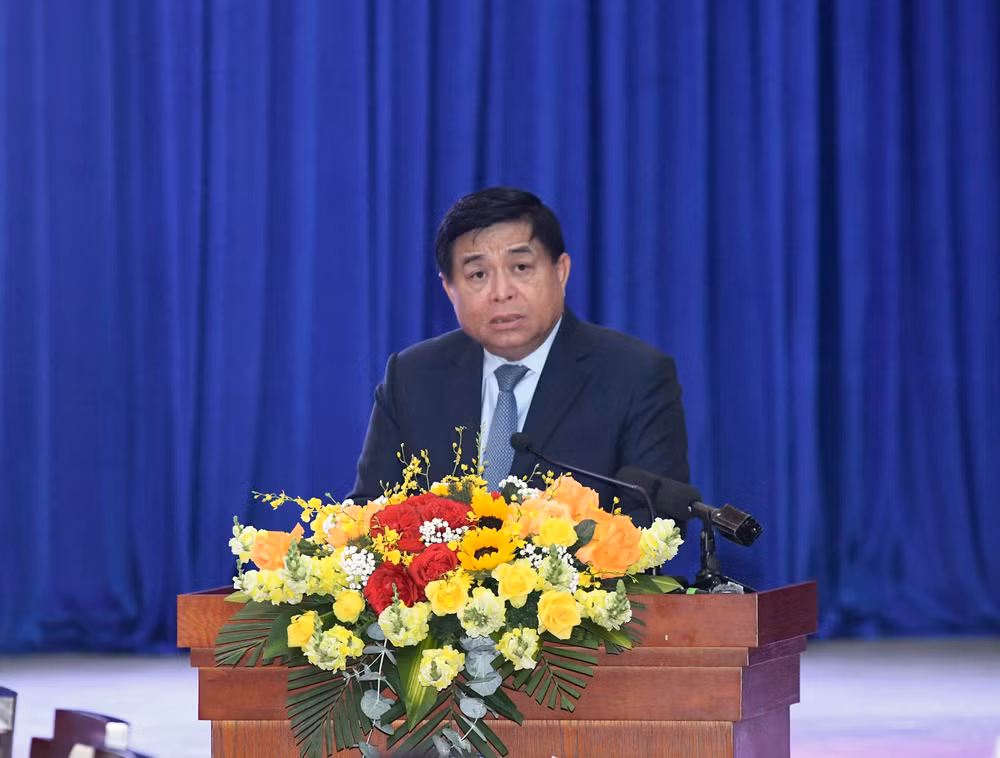Bộ trưởng Kế hoạch và Đầu tư Nguyễn Chí Dũng báo cáo tại Hội nghị. Bộ trưởng Kế hoạch và Đầu tư Nguyễn Chí Dũng báo cáo tại Hội nghị.