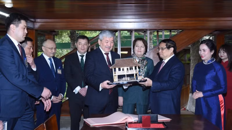 Thủ tướng Phạm Minh Chính tặng Thủ tướng Adylbek Kasymaliev quà lưu niệm là mô hình Nhà sàn Bác Hồ.