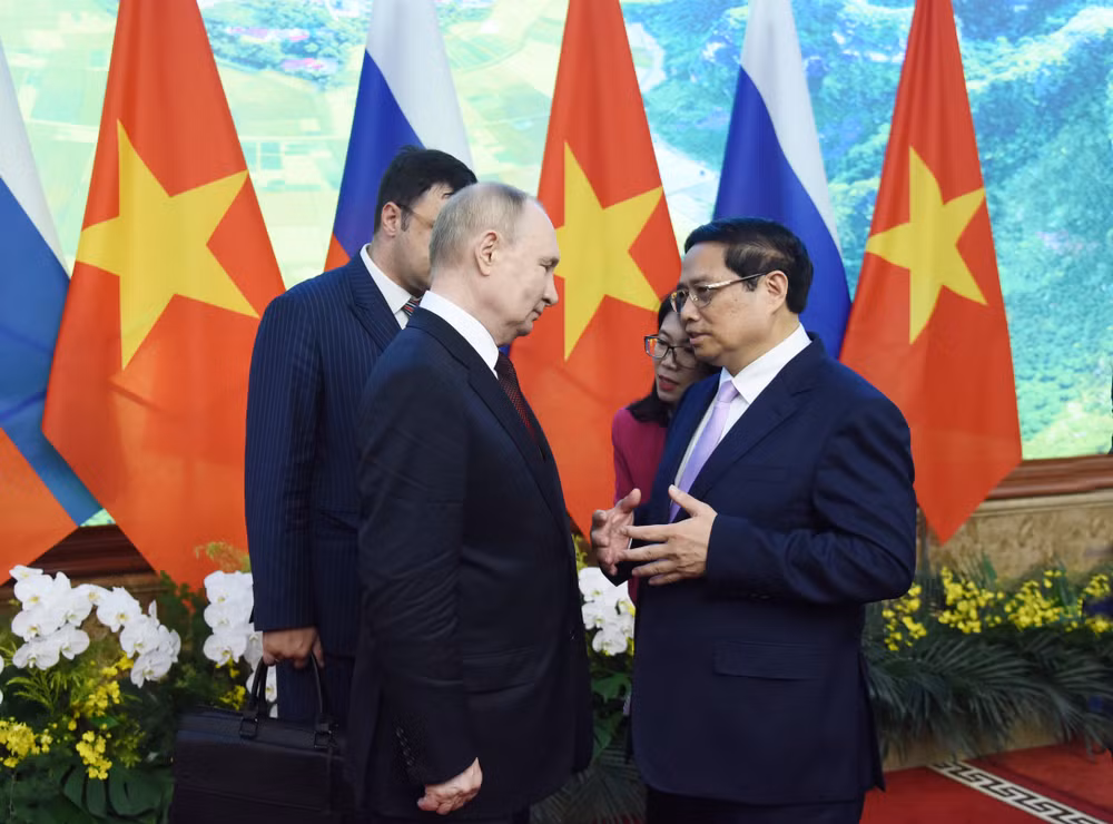 Thủ tướng Phạm Minh Chính trao đổi với Tổng thống Liên bang Nga Vladimir Putin. (Ảnh: Trần Hải)