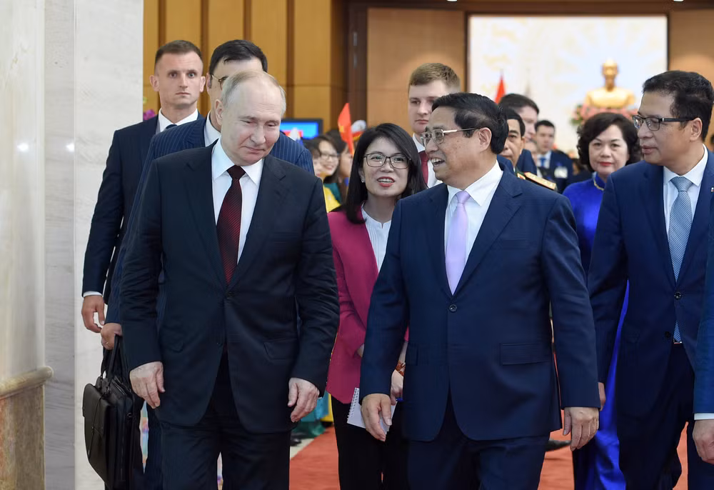 Thủ tướng Phạm Minh Chính tiễn Tổng thống Liên bang Nga Vladimir Putin. (Ảnh: Trần Hải)