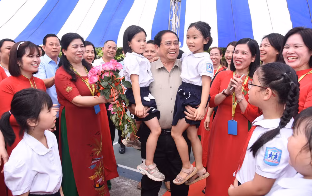 Thủ tướng Phạm Minh Chính và các cháu học sinh Trường phổ thông dân lập Hermann Gmeiner Hà Nội. (Ảnh: Trần Hải) Thủ tướng Phạm Minh Chính và các cháu học sinh Trường phổ thông dân lập Hermann Gmeiner Hà Nội. (Ảnh: Trần Hải)