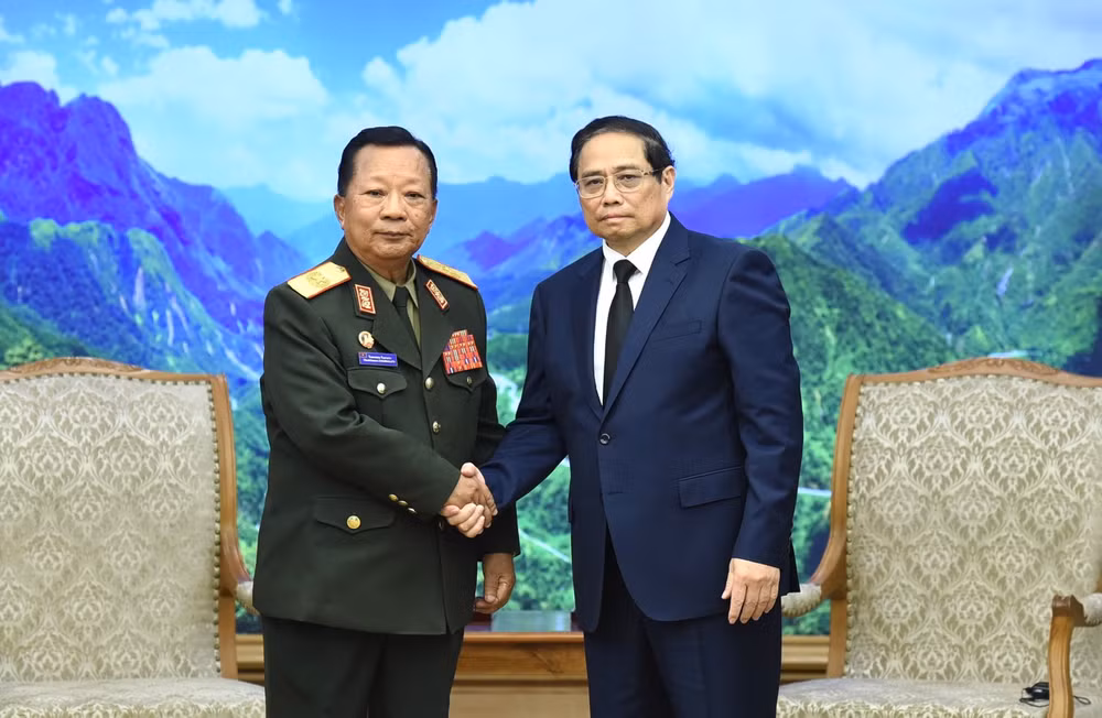 Thủ tướng Phạm Minh Chính tiếp Đại tướng Chansamone Chanyalath, Phó Thủ tướng, Bộ trưởng Quốc phòng Lào (Ảnh: Trần Hải). 