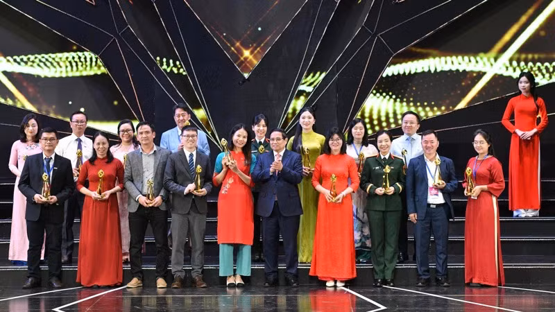 Thủ tướng Phạm Minh Chính vinh danh các tác phẩm đạt Giải Vàng của Liên hoan Truyền hình toàn quốc lần thứ 42. (Ảnh: THANH GIANG)