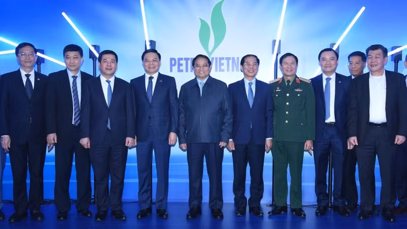 Thủ tướng Phạm Minh Chính với các đồng chí lãnh đạo các bộ, ngành, Petrovietnam. (Ảnh: TRẦN HẢI)
