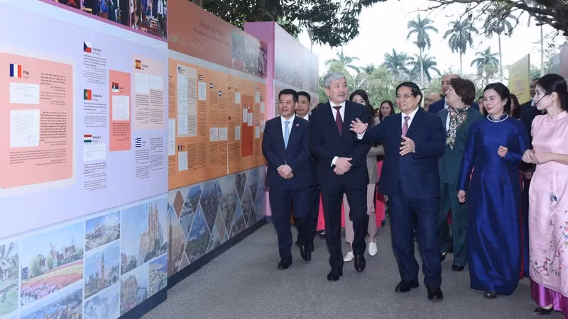Hai Thủ tướng thăm trưng bày hình ảnh đại diện các tổ chức quốc tế, nguyên thủ quốc gia thăm Khu Di tích Phủ Chủ tịch.
