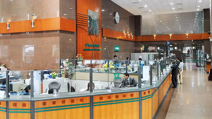 Trụ sở giao dịch của ngân hàng Vietcombank tại Hà Nội. Ảnh: BẮC SƠN