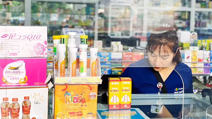 Việc dễ dàng mua thuốc kháng sinh tại các hiệu thuốc khiến tình trạng kháng kháng sinh gia tăng.