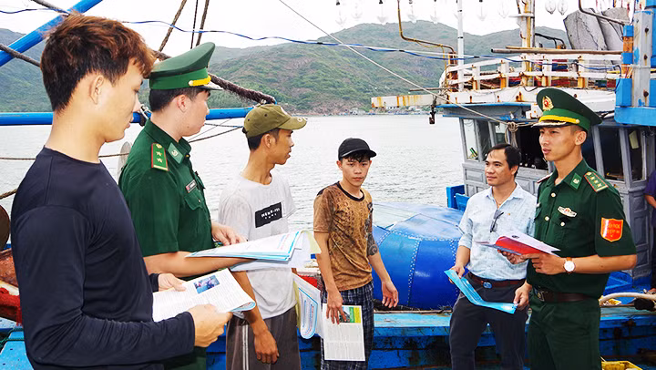 Bộ đội Biên phòng tích cực tuyên truyền đến ngư dân những quy định đánh bắt hải sản tuân thủ pháp luật Việt Nam và quốc tế.