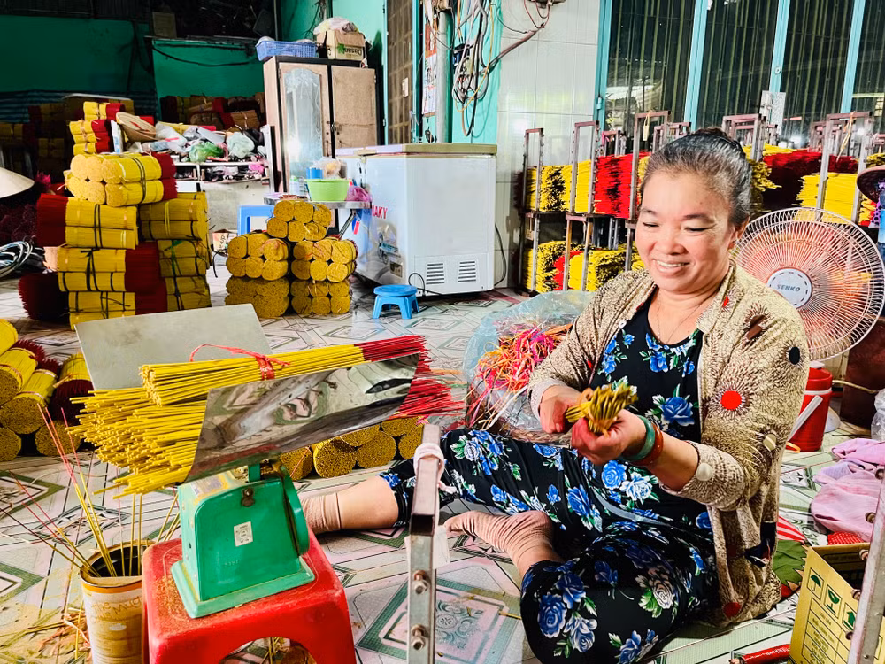 Nghề làm nhang đem lại cuộc sống ổn định và giúp người dân thêm gắn kết, hòa đồng.