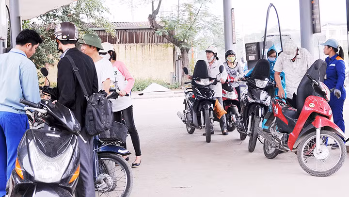 Quỹ bình ổn giá xăng, dầu được hình thành từ sự đóng góp của người dân khi mua xăng, dầu. Ảnh: SONG ANH