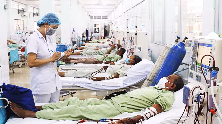 Bệnh nhân chạy thận nhân tạo tại Bệnh viện đa khoa tỉnh Vĩnh Long giảm được gánh nặng chi phí nhờ có bảo hiểm y tế. Ảnh: TTXVN Bệnh nhân chạy thận nhân tạo tại Bệnh viện đa khoa tỉnh Vĩnh Long giảm được gánh nặng chi phí nhờ có bảo hiểm y tế. Ảnh: TTXVN