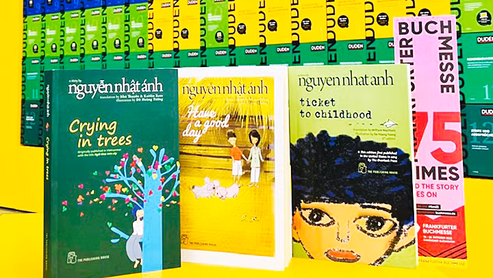 Những tựa sách chuyển ngữ của nhà văn Nguyễn Nhật Ánh tại hội chợ. Những tựa sách chuyển ngữ của nhà văn Nguyễn Nhật Ánh tại hội chợ.