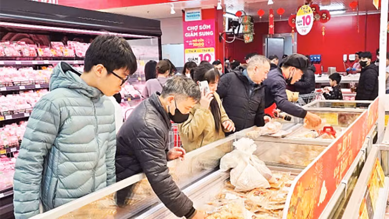 Hàng hóa dịp Tết khá dồi dào, bảo đảm cho nhu cầu của người dân. 