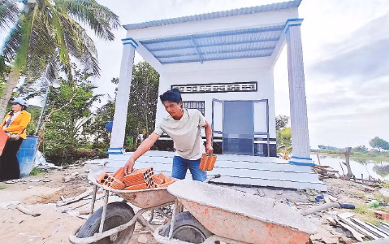 Căn nhà sắp hoàn thành tại xã Trí Phải, huyện Thới Bình, nằm trong Chương trình xóa nhà tạm, nhà dột nát trên địa bàn tỉnh Cà Mau. Căn nhà sắp hoàn thành tại xã Trí Phải, huyện Thới Bình, nằm trong Chương trình xóa nhà tạm, nhà dột nát trên địa bàn tỉnh Cà Mau.