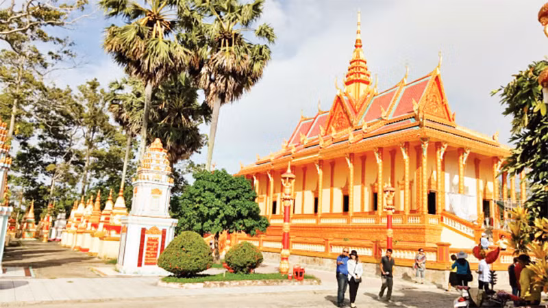 Du khách thăm chùa Xiêm Cán, khám phá kiến trúc và văn hóa Khmer. (Ảnh HIỆP ANH) Du khách thăm chùa Xiêm Cán, khám phá kiến trúc và văn hóa Khmer. (Ảnh HIỆP ANH)
