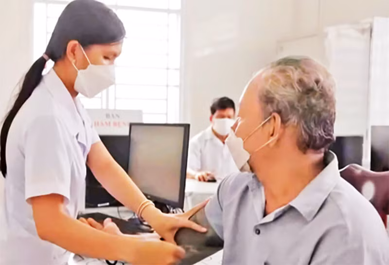 Người dân Cần Thơ khám bệnh tại một trung tâm y tế trên địa bàn. 