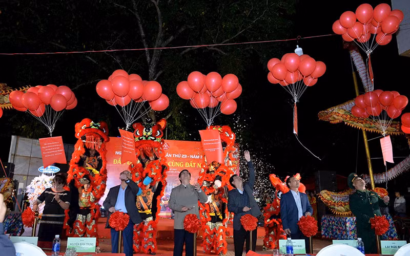 Nghi thức thả thơ tại Tây Nguyên trong Ngày thơ Việt Nam năm 2025. 