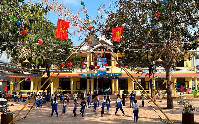 Trường tiểu học Thuận được xây dựng khang trang, tạo động lực khích lệ các em học sinh dân tộc Vân Kiều, Pa Cô đến lớp. 