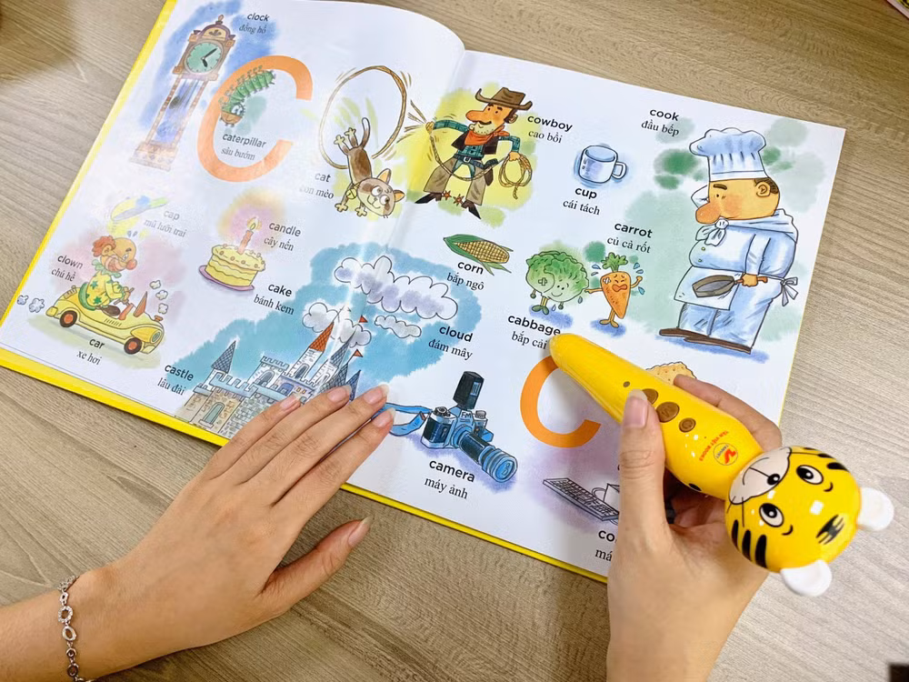 Chiếc bút chấm đọc còn có tính năng thu âm giọng đọc và so sánh với giọng chuẩn, giúp bé sửa lỗi phát âm dễ dàng.