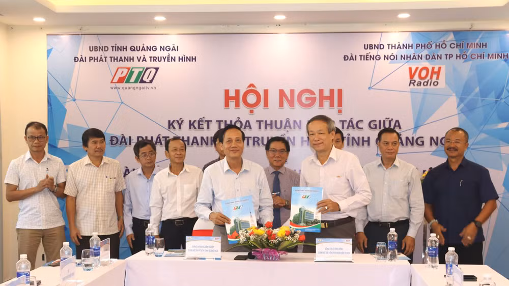 Lãnh đạo PTQ và VOH ký kết thỏa thuận hợp tác lĩnh vực công nghệ và nội dung trên sóng phát thanh. 