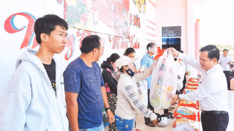 Trao quà Tết tặng người dân xã Tân Đức, huyện Đầm Dơi, tỉnh Cà Mau.