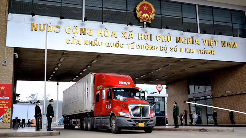 Xe hàng hóa tập kết tại Cửa khẩu số 2 Kim Thành.