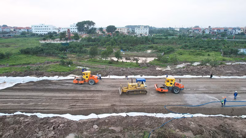 Công trường thi công dự án đường Vành đai 4-Vùng Thủ đô tại Hà Nội trong những ngày Tết Nguyên đán Giáp Thìn. Ảnh: Quốc Toản