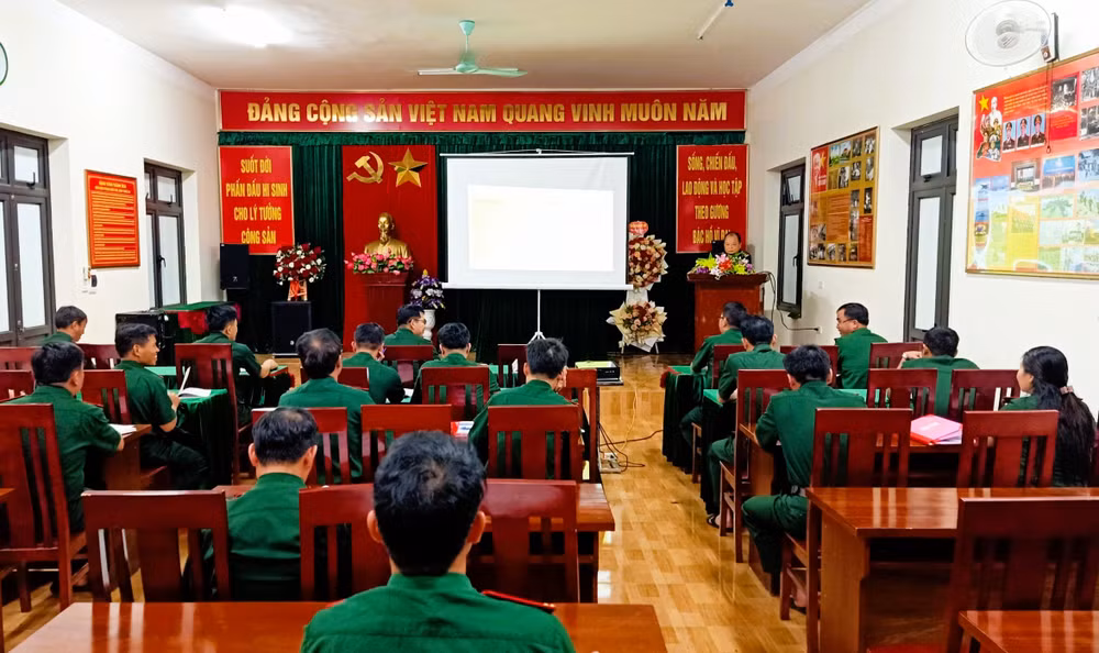Lớp học tiếng H’Mông của Đồn biên phòng Nậm Càn, Bộ đội Biên phòng Nghệ An.